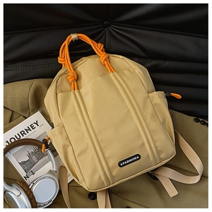 Detailansicht eines khakifarbenen Kordelzug-Rucksacks mit orangefarbenem Seilgriff