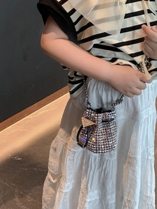 Dettaglio borsa a secchiello per bambini con strass argento e chiusura con coulisse