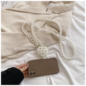 Détail d'un petit sac à bandoulière en perles tressées en forme de cœur fait main