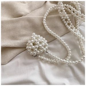 Détail d'un mini sac à bandoulière en perles fait main avec sangle perlée et fermoir métallique