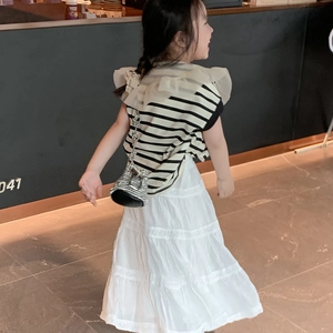 Set bambina con top a righe bianche e nere, gonna lunga a balze e borsa argentata