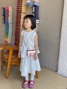 Detail of pink metallic quilted kids crossbody bag with golden chain and swivel lock