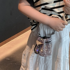Mini borsa a tracolla chic per bambini con strass e catena argentata alla moda