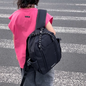 Leichter schwarzer Kinderrucksack mit Kordelzug und stilvollen weiß gemusterten Seilen