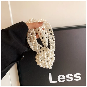Vue détaillée du mini sac à perles blanc ivoire fait main avec anneau en métal argenté