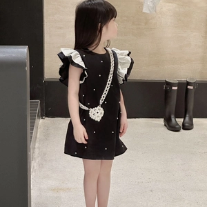 Robe noire élégante pour fille avec manches à volants, perles et mini sac en cœur