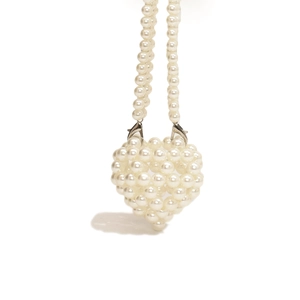 Petit sac à bandoulière en perles en forme de cœur avec lanières pour filles sur blanc
