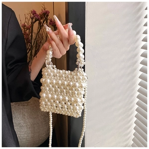 Gros plan détaillé d'un mini sac en perles fait main avec poignée et bandoulière chic