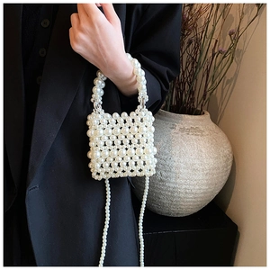 Détail d'un sac à main en perles tressées avec bandoulière élégante en perles