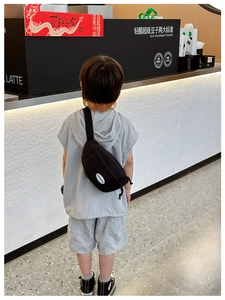 Vista posteriore di un marsupio nero leggero per bambini con tracolla regolabile