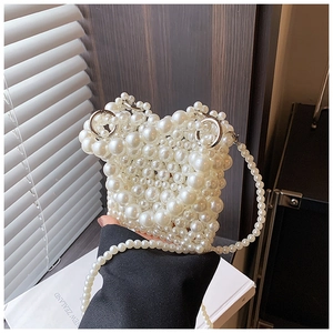 Détail du mini sac bandoulière en perles avec anneaux métalliques argentés