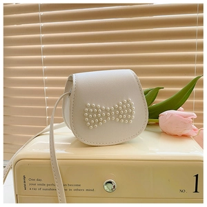 Détail du sac bandoulière blanc demi-rond orné d'un nœud en perles et cuir synthétique