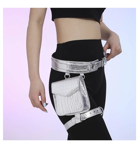 Détails du sac de taille et de cuisse en cuir argenté à motif crocodile avec boucles