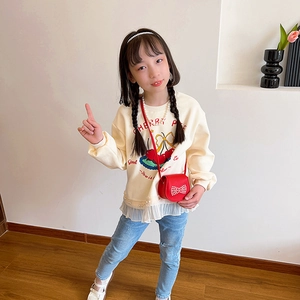 Sac bandoulière rouge pour fille avec nœud et perles avec sweat cerise et jean