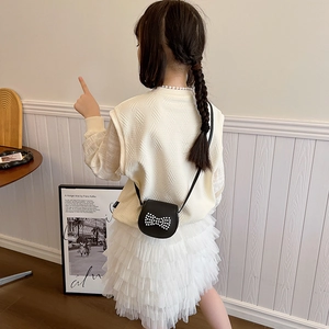 Fille en gilet gaufré et jupe en tulle avec sac à bandoulière à nœud perlé