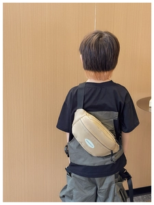 Dettaglio del marsupio kaki per bambini con tracolla regolabile e logo TONGHUO