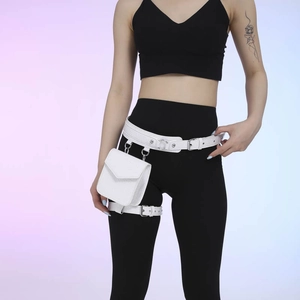 Sac banane blanc à motif crocodile pour femme avec sangles réglables et anneaux en métal