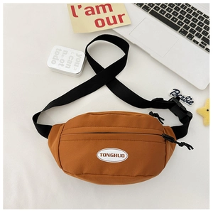 Dettaglio del marsupio marrone per bambini in nylon con cinturino regolabile su sfondo bianco