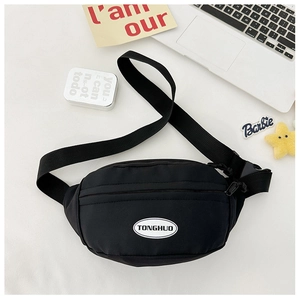 Dettaglio del marsupio per bambini in nylon nero con logo e fibbia in plastica robusta