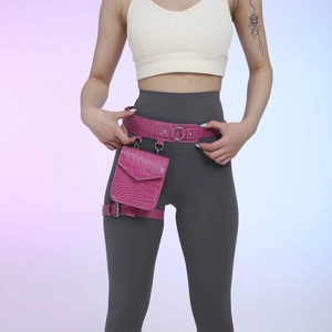 Sac banane rose motif crocodile avec ceinture et sangle de cuisse pour femme