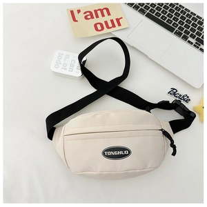 Dettaglio del marsupio bianco avorio con fibbia in plastica e cinturino in nylon nero