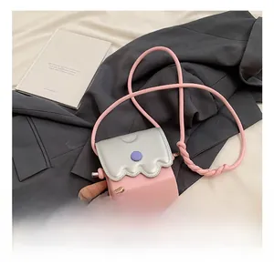 Mini sac bandoulière rose avec rabat argenté festonné et détail de boucle violette