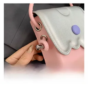 Détail de la boucle métallique argentée et des œillets latéraux du mini sac rose pour enfant