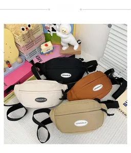 Vista dettagliata di quattro marsupi leggeri in nylon nei colori nero, marrone, beige e kaki