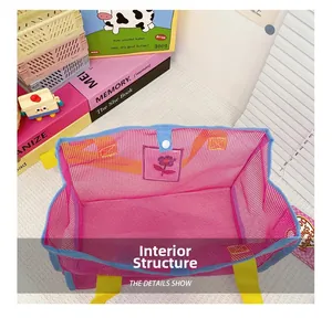 Vue intérieure du sac en filet rose avec poche fleurie et fermeture à bouton-pression