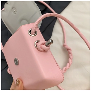 Détail du sac bandoulière rose pour enfant avec sangle tissée et boucle en métal argenté