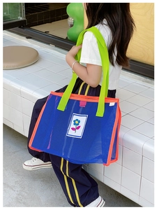 Détail du sac de plage en maille pour enfants, bleu et orange avec anses fluo