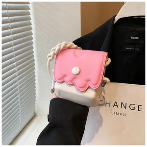 Détail du mini sac bandoulière rose et blanc avec rabat ondulé et bandoulière en corde