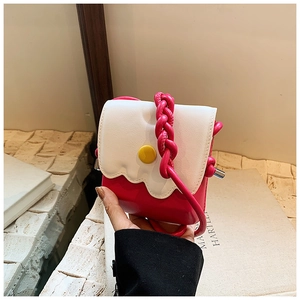 Détail du mini sac bandoulière rose avec rabat blanc ondulé et bandoulière tressée