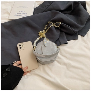 Petit sac rond à bandoulière avec smartphone pour comparer la taille et détail en perle