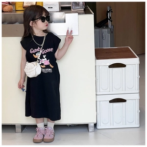 Détail d'une robe T-shirt noire pour fille avec imprimé cartoon rétro et sac à perles