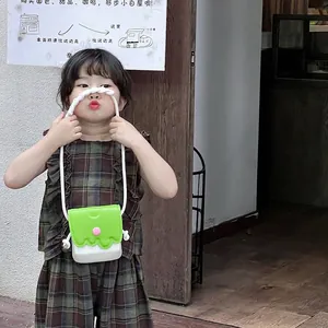Sac bandoulière enfant minimaliste avec rabat vert ondulé et sangle tissée blanche