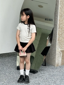 T-shirt à pois avec jupe plissée noire et mini sac à main bicolore pour enfants