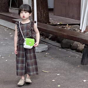 Ensemble vintage à carreaux pour enfants avec haut volanté, pantalon large et mini sac