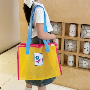 Sac bandoulière en maille jaune pour enfant avec bord rose et fleur bleue pour la plage