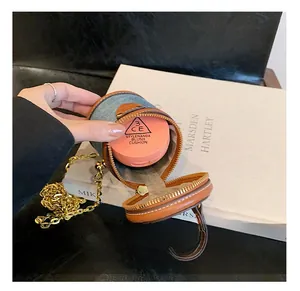 Details zur Innenkapazität dieser Mini-Zylindertasche aus blauem Denim für Kinder