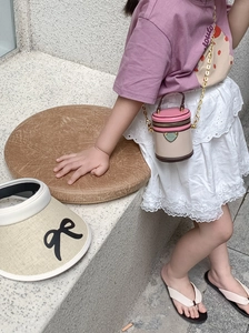 Detailansicht einer Mini-Zylindertasche für Kinder mit Kontrastfarben und Goldkette