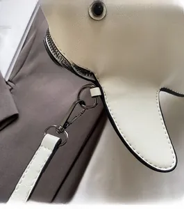 Détail du sac bandoulière blanc en forme de requin avec matériel gris et anneaux en D