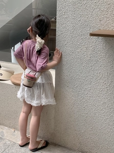 Mini Zylindertasche für Kinder in Pink und Beige mit Herzdetail und eleganter Kette