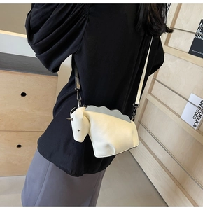 Détail du sac bandoulière licorne blanche avec corne 3D et boucles métalliques argentées