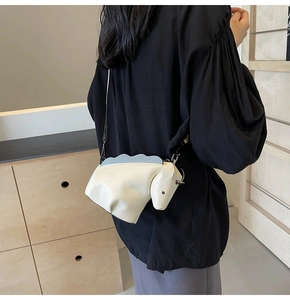 Détail du sac bandoulière blanc créatif en forme d'animal avec décorations bleu clair