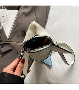 Vue intérieure d'un sac bandoulière requin contenant smartphone et rouge à lèvres