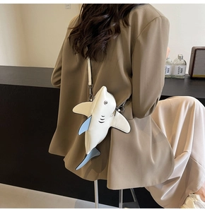 Détail du sac bandoulière blanc en forme de requin avec ailerons et sangle réglable