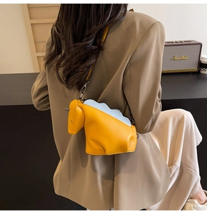 Sac bandoulière mignon en forme de cheval jaune avec bordure bleue porté par un mannequin