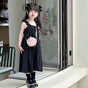 Robe noire sans manches à volants pour fille avec sac rond rose à chaîne perle