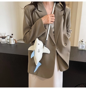 Détail du sac bandoulière créatif en forme de requin 3D avec ailerons bleus et cuir premium